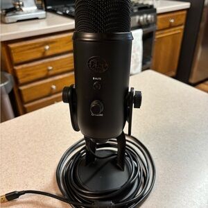 Blue Yeti USB Microphone with cable for gaming/recording/streaming